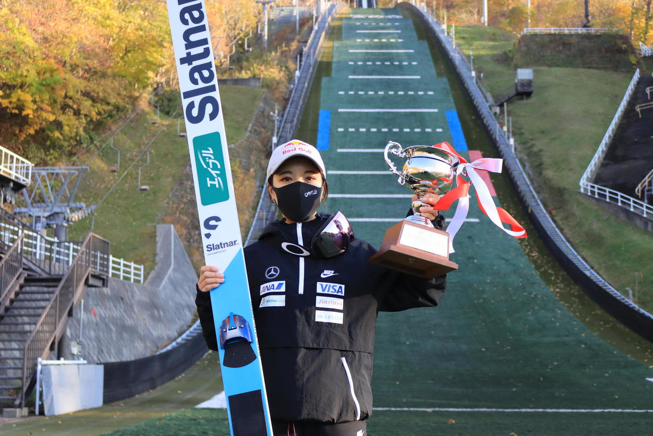 宮の森のジャンプ台記録を更新して女子で優勝した高梨（撮影・保坂果那）