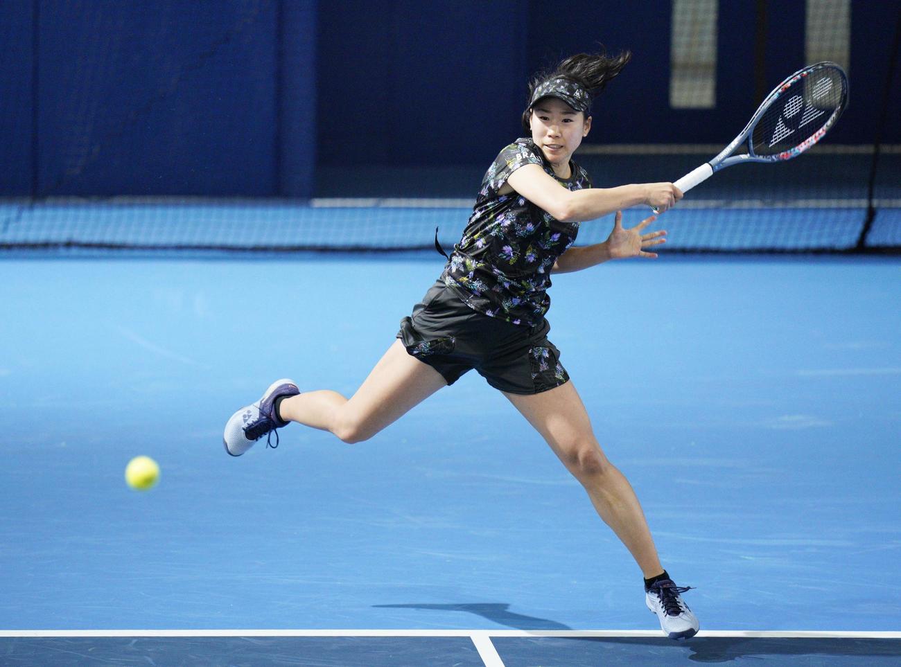 女子シングルスで穂積絵莉に競り勝ち、8強入りした日比野菜緒（共同）