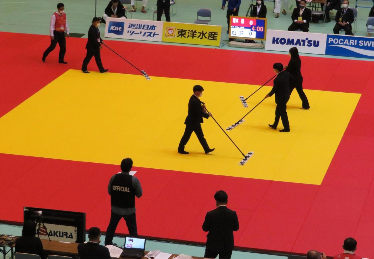 試合が一時中断され、畳を消毒するスタッフ（撮影・峯岸佑樹）