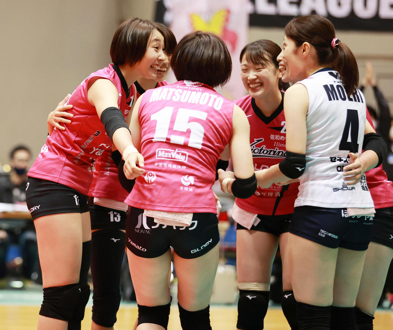 バレーボール女子Vリーグ1部　得点に喜ぶ姫路の選手たち（撮影・清水貴仁）