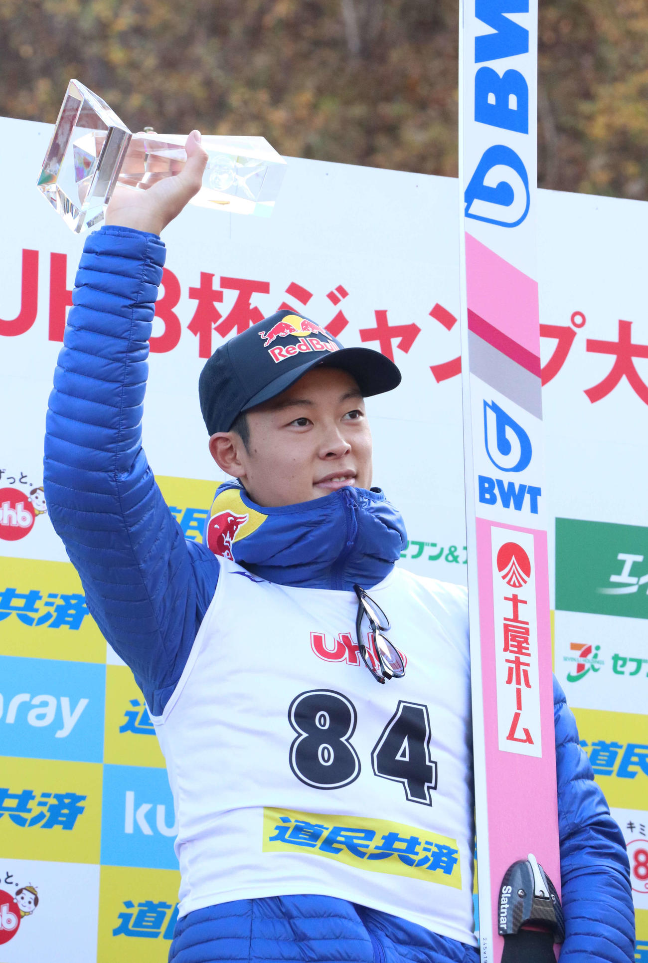 2年ぶり3度目の優勝を決め、声援にトロフィーを上げて応じる小林陵（撮影・浅水友輝）
