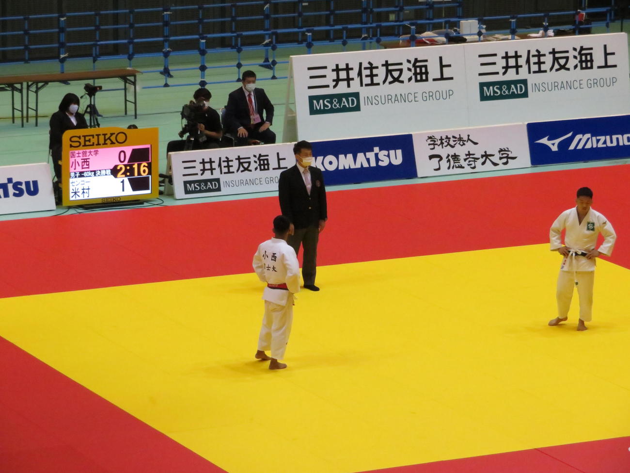 試合が中断する男子60キロ級決勝（撮影・峯岸佑樹）
