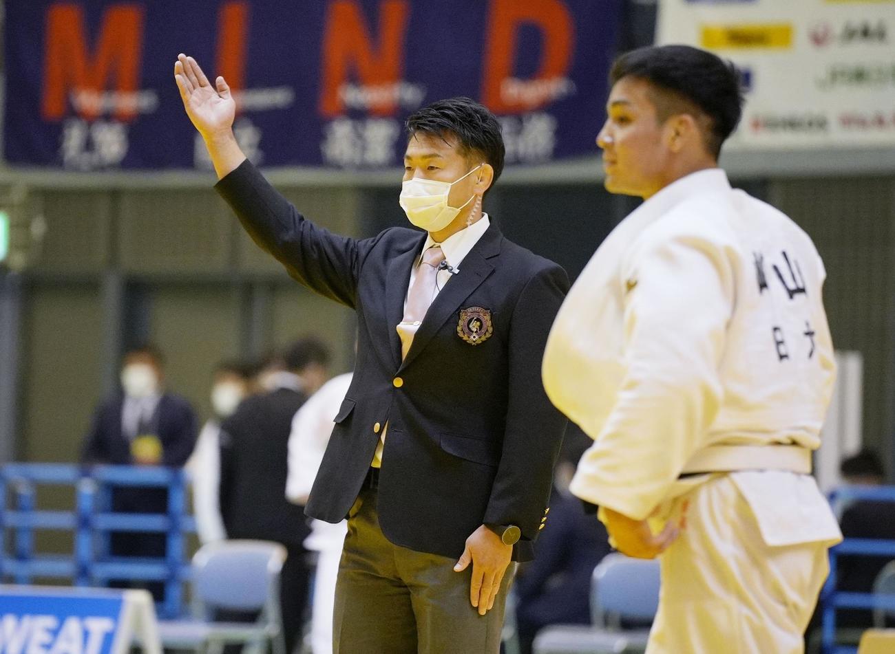 柔道講道館杯全日本体重別選手権　第1日　マスクを着用して試合を裁く審判員（代表撮影）