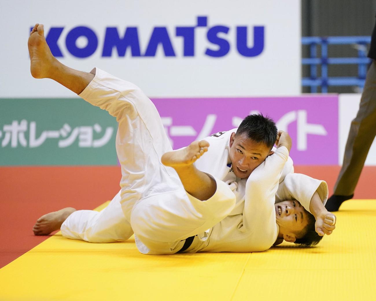 柔道講道館杯全日本体重別選手権　第1日　男子73キロ級決勝　延長戦で原田健士（下）に技ありを奪われ、敗れた海老沼匡（代表撮影）