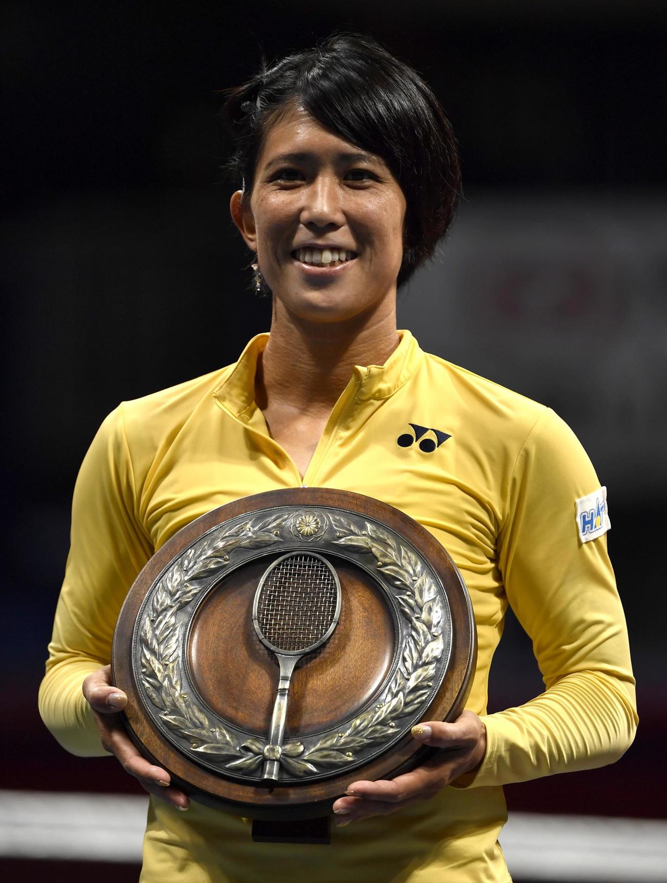 女子シングルスで優勝し、笑顔を見せる秋田史帆（共同）