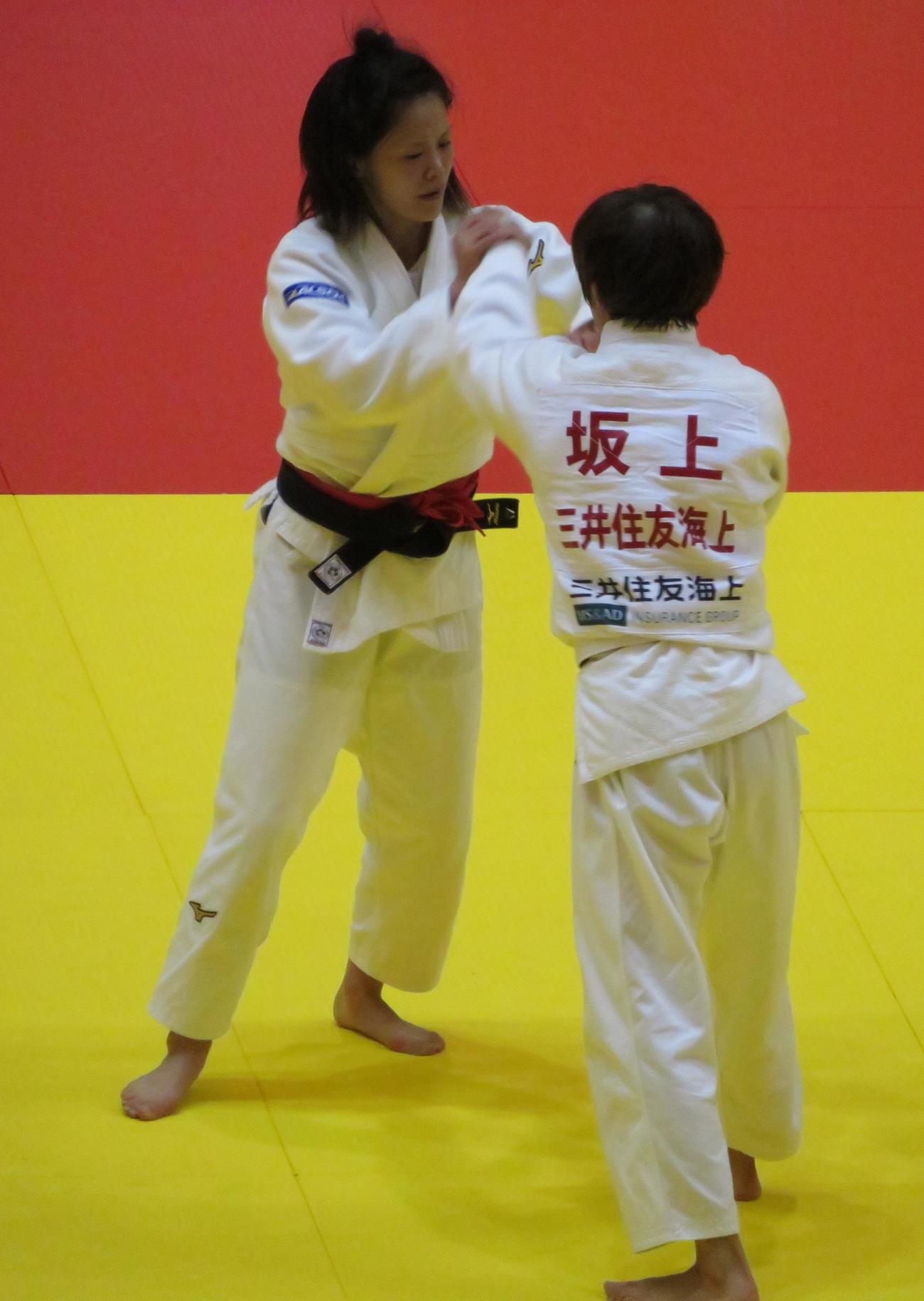 女子48キロ級2回戦で熱戦を繰り広げる遠藤宏美と坂上綾（右）（撮影・峯岸佑樹）