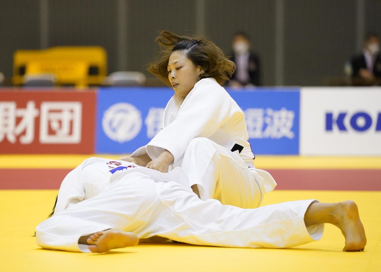 柔道講道館杯全日本体重別選手権　最終日　女子63キロ級決勝　渡辺聖子（下）を破り優勝した堀川恵（代表撮影）