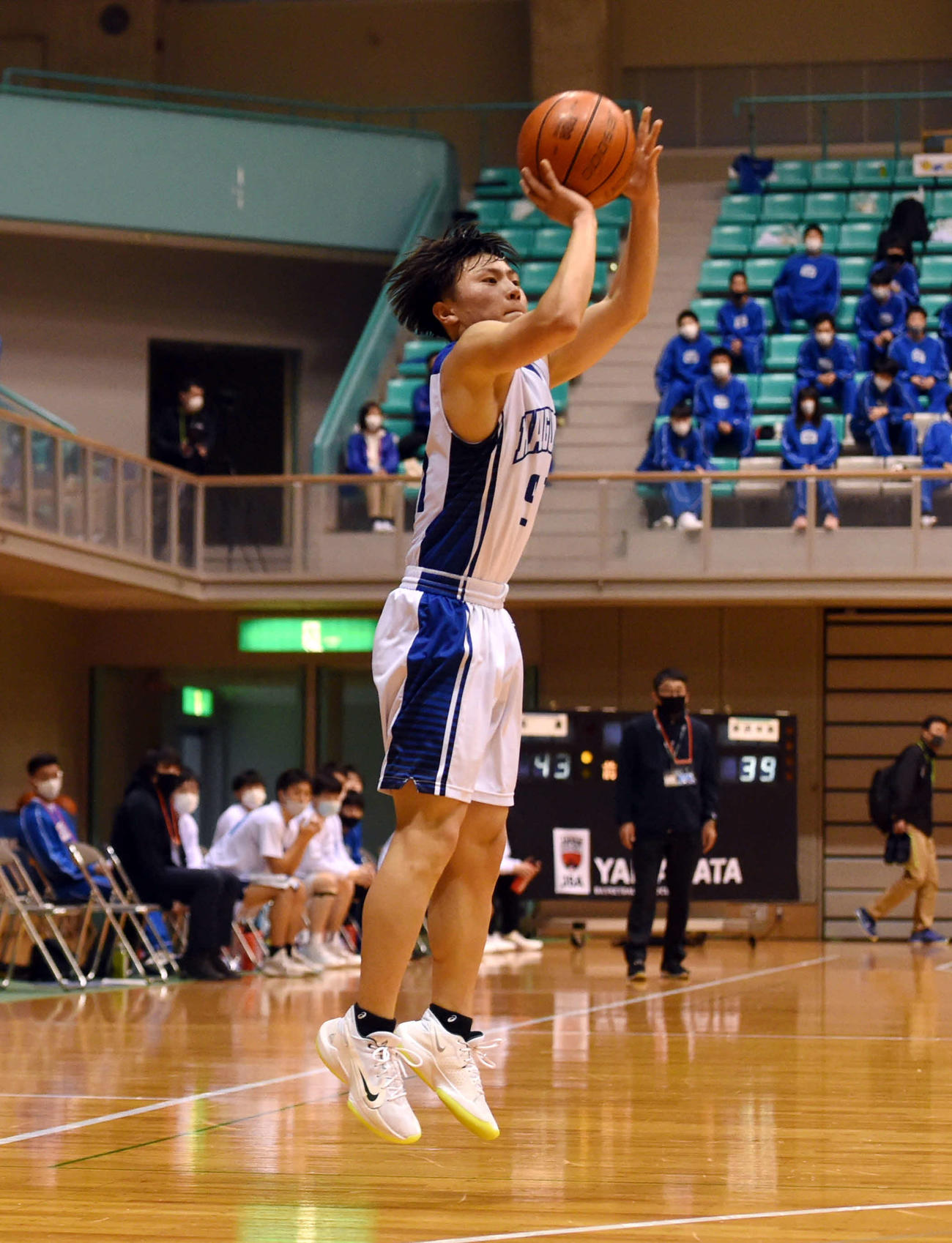 3点シュートを放つ羽黒・佐藤空