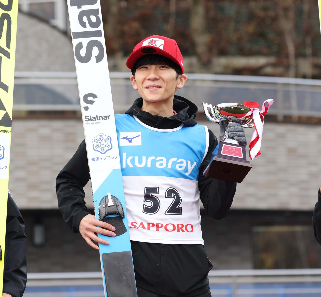 男子成年で優勝し表彰台で笑顔の佐藤幸（撮影・黒川智章）
