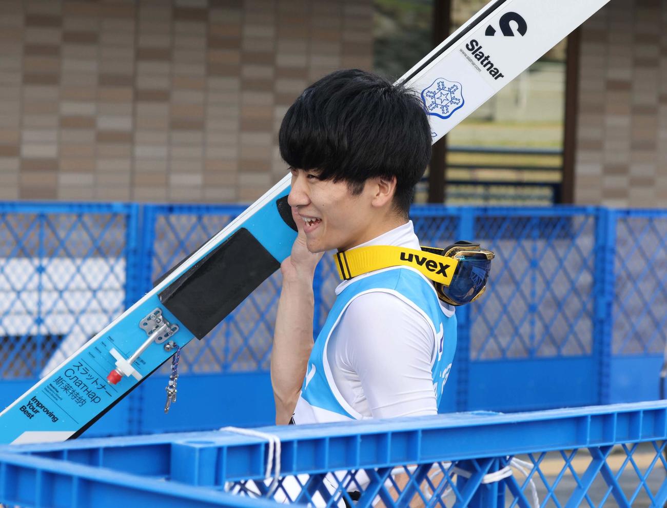 男子成年で優勝し笑顔の佐藤幸（撮影・黒川智章）