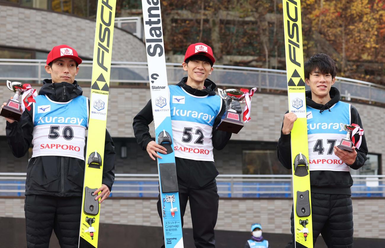 男子成年で優勝し笑顔の佐藤幸（中央）。左は2位伊東、右は3位佐藤慧（撮影・黒川智章）