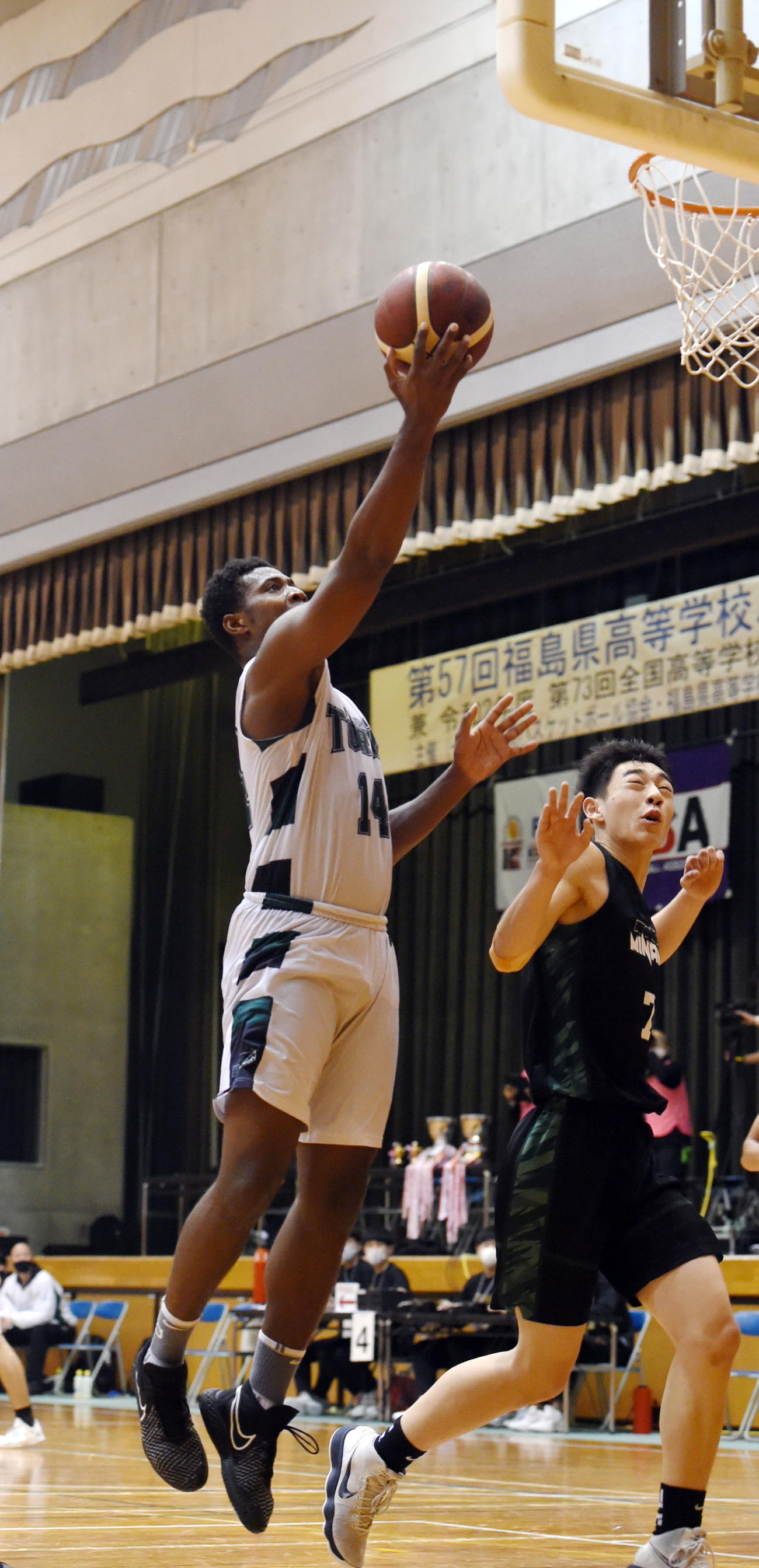 福島東稜対福島南　シュートを狙う福島東稜・フランクリン（左）（撮影・山田愛斗）