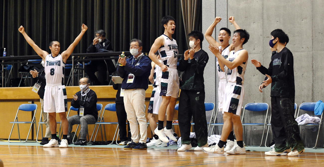 福島東稜対福島南　優勝を決めて歓喜する福島東稜ベンチ。左から3人目は小田島監督（撮影・山田愛斗）