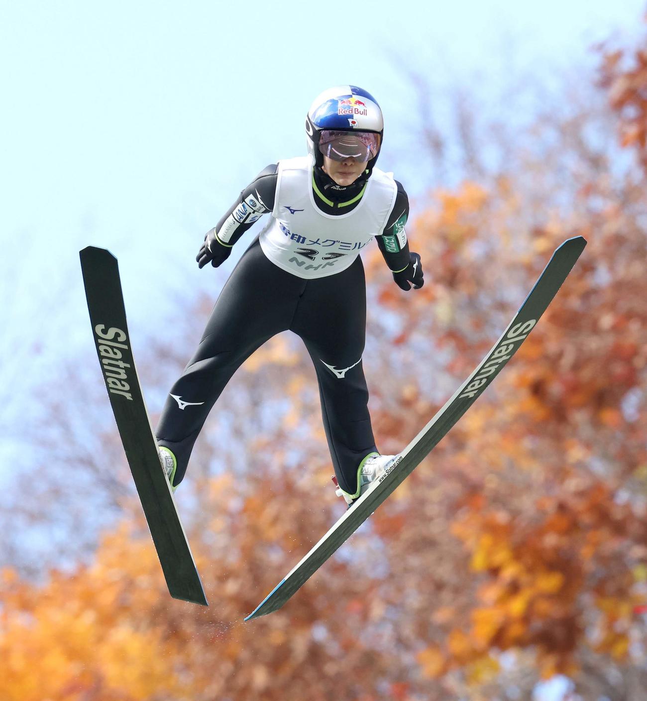 NHK杯ジャンプ大会　女子優勝の高梨は1回目に128メートルを飛ぶ（撮影・黒川智章）
