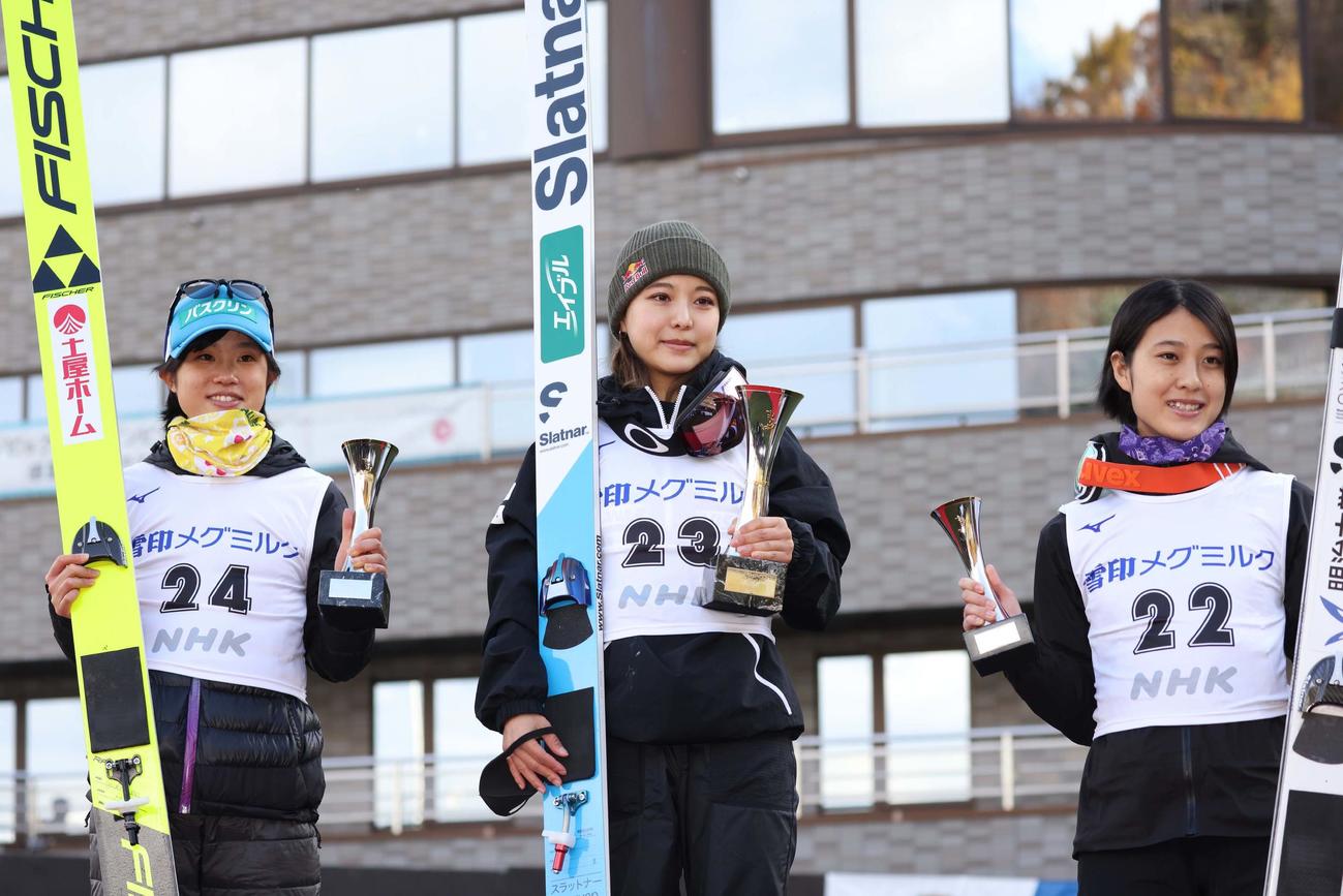NHK杯ジャンプ大会　女子組で優勝し笑顔の高梨（中央）。左は2位伊藤、右は3位丸山（撮影・黒川智章）