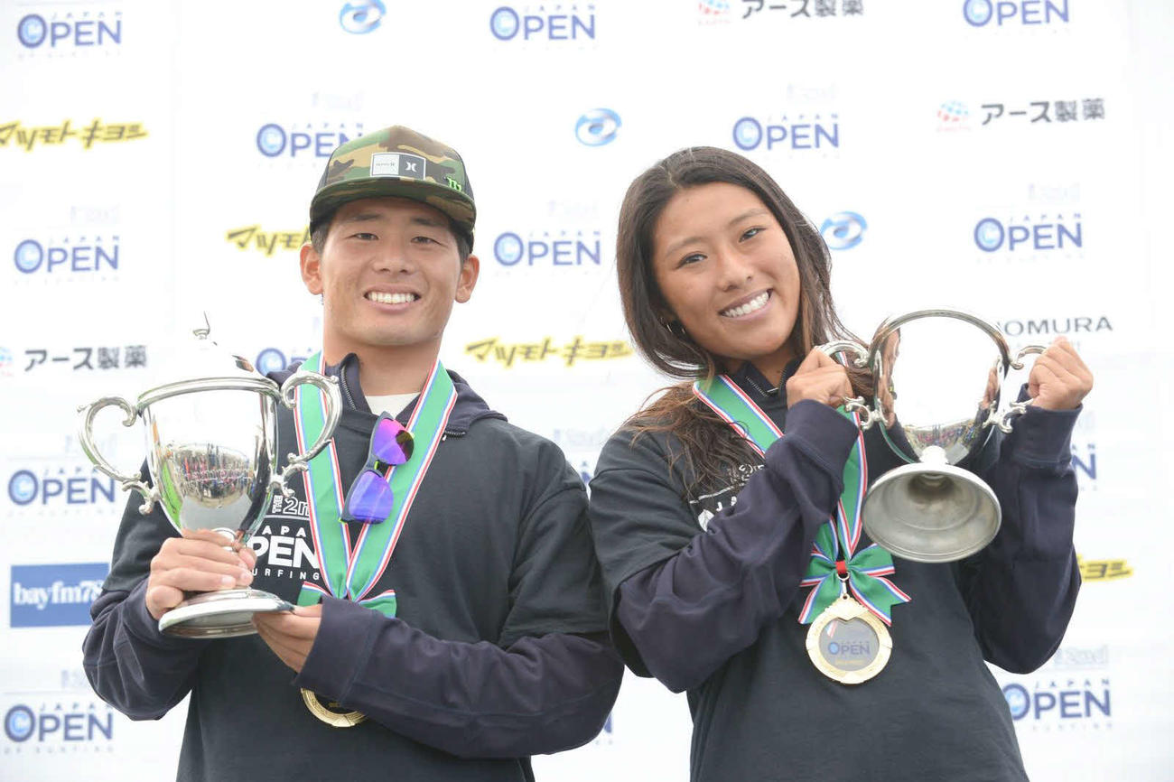 ジャパンオープンで優勝した大原（左）と前田（C）JAPANOPENOFSURFING