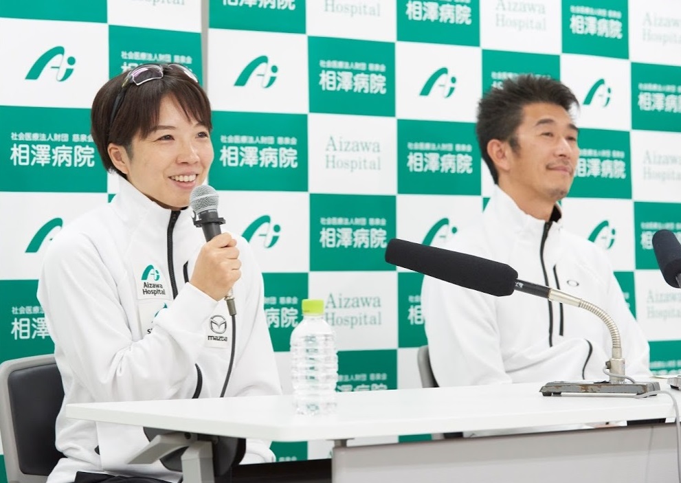 オンライン取材に応じる小平奈緒と結城匡啓コーチ（相沢病院提供）