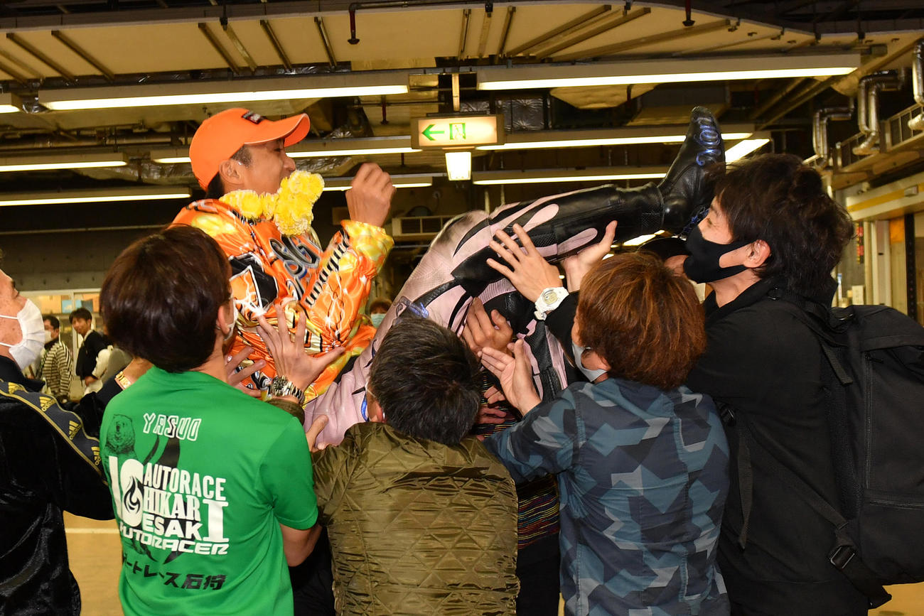 日本選手権で優勝し仲間から胴上げされる森且行（撮影・柴田隆二）
