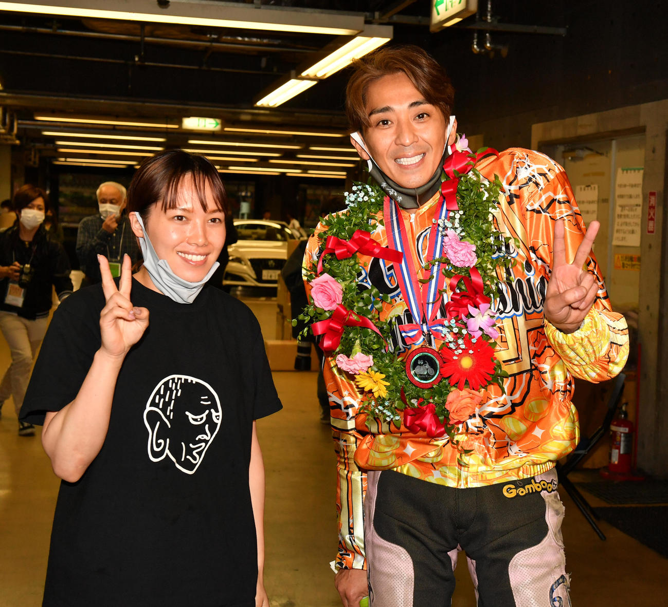 日本選手権で優勝した森且行は佐藤摩弥と喜びのVサイン（撮影・柴田隆二）