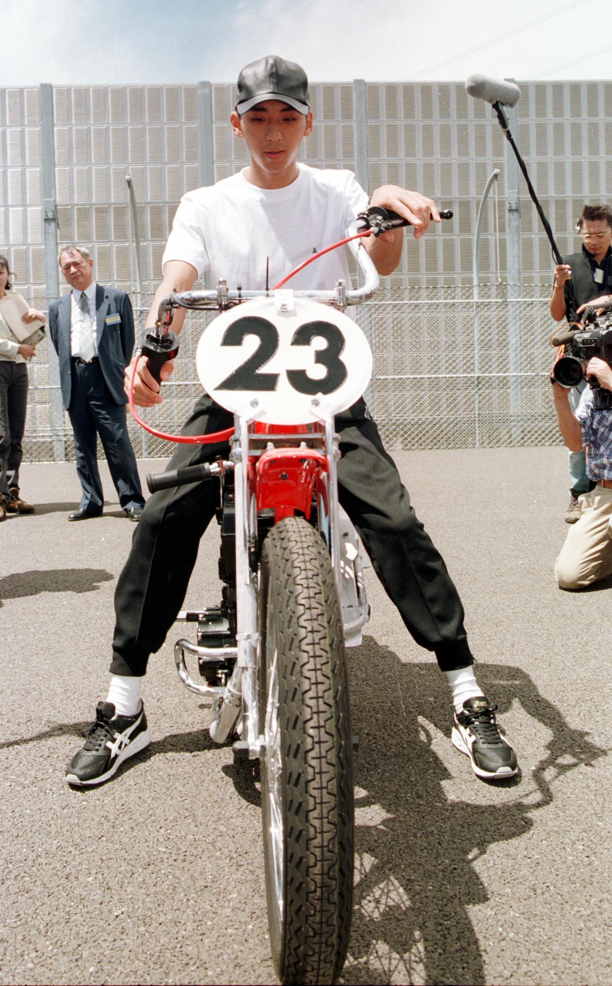 第25期選手候補生入所式　第25期選手候補生入所式が行われバイクにまたがる森且行（1996年6月19日撮影）