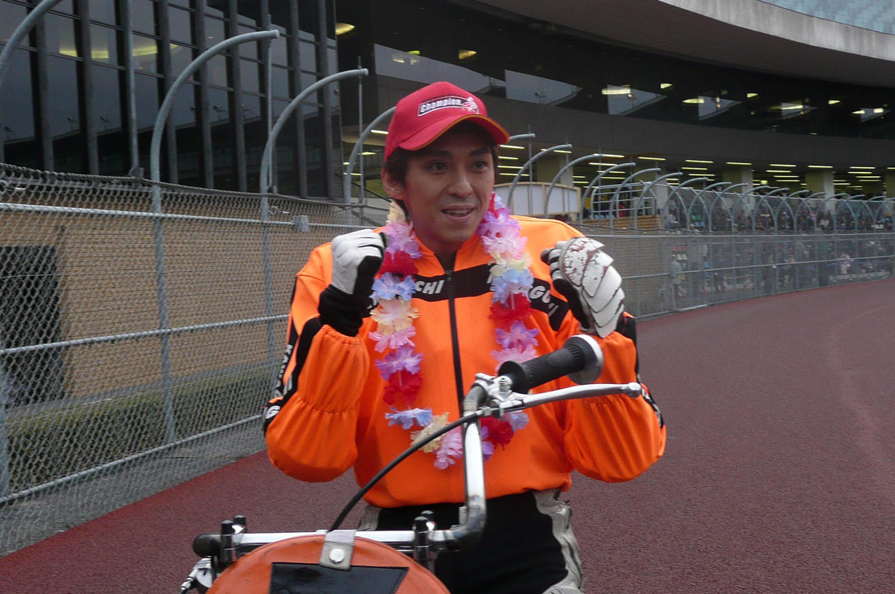 川口オート開設57周年記念グランプリ優勝戦G1　G1初制覇でガッツポーズをする森且行（2009年1月28日撮影）