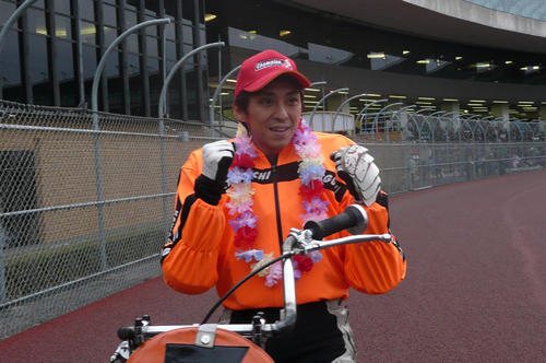 川口オート開設57周年記念グランプリ優勝戦G1　G1初制覇でガッツポーズをする森且行（2009年1月28日撮影）