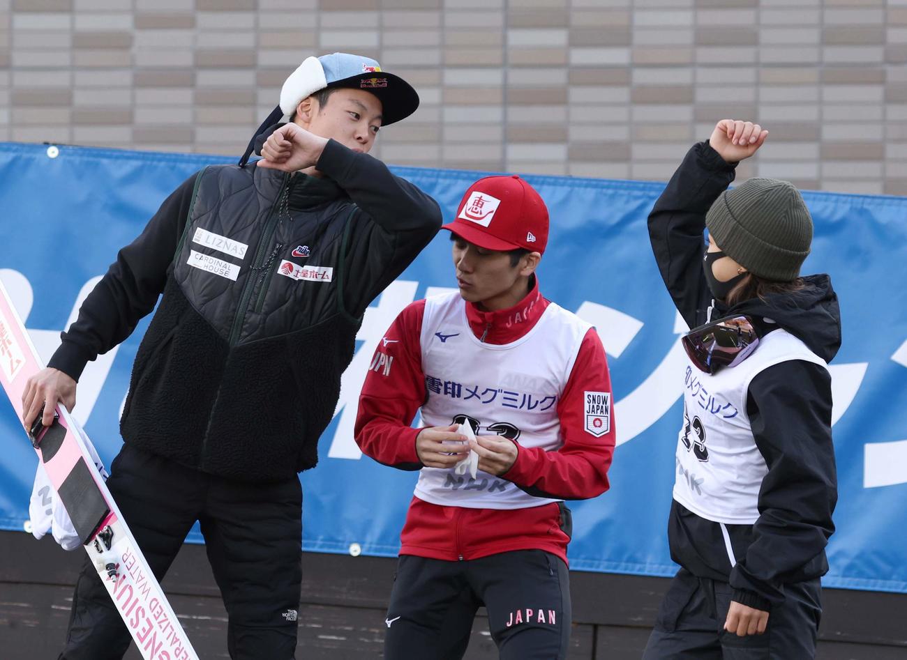 男子3位の小林陵（左）は女子優勝の高梨（右）とポーズをとる（撮影・黒川智章）