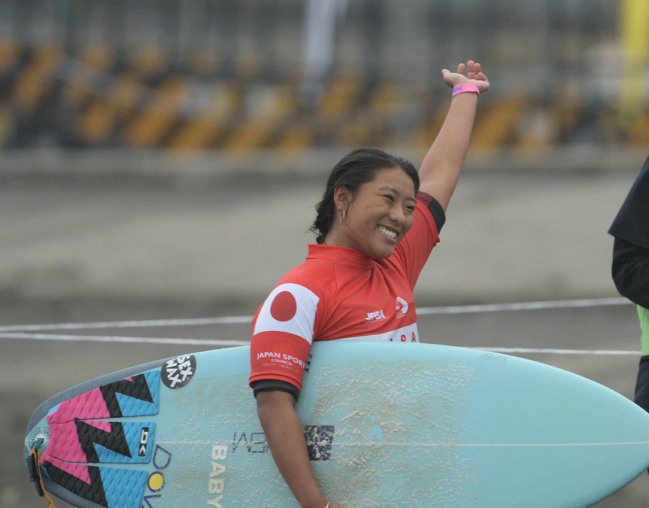 ジャパンオープンで優勝を喜ぶ前田マヒナ（C）JAPANOPENOFSURFING