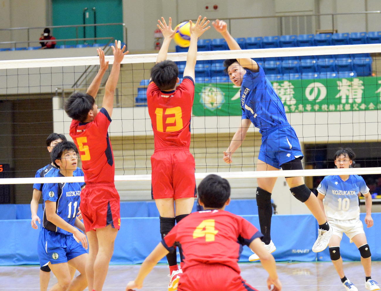 不来方対一関修紅　スパイクを放つ不来方・佐藤（右）（撮影・佐藤究）