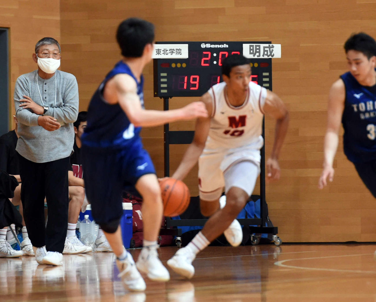 10月21日、選手のプレーを見届ける仙台大明成・佐藤監督（左）（撮影・相沢孔志）