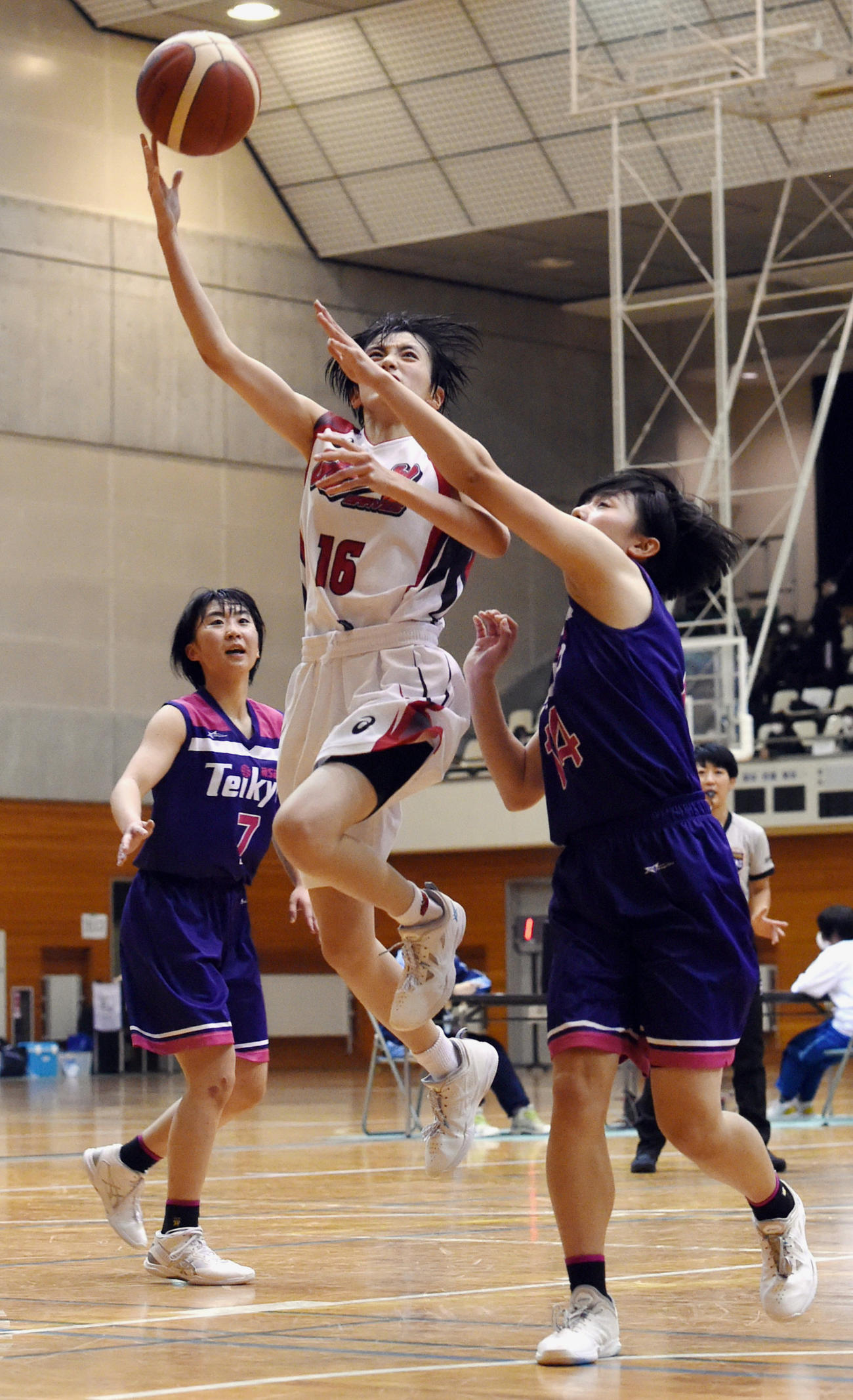 2日、帝京安積と対戦した福島県選手権決勝で、競り合いながらシュートを打つ郡山商・菅野（中央）