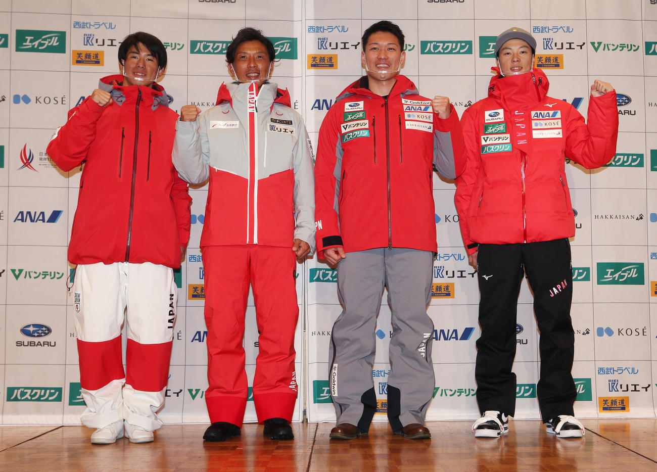 全日本スキー連盟の会見で今季の公式ユニホームを着てポーズをとる、左からフリースタイル・モーグルの堀島、ナショナルデモンストレーターの丸山、フリースタイルスキークロスの須貝、ジャンプの小林（撮影・野上伸悟）
