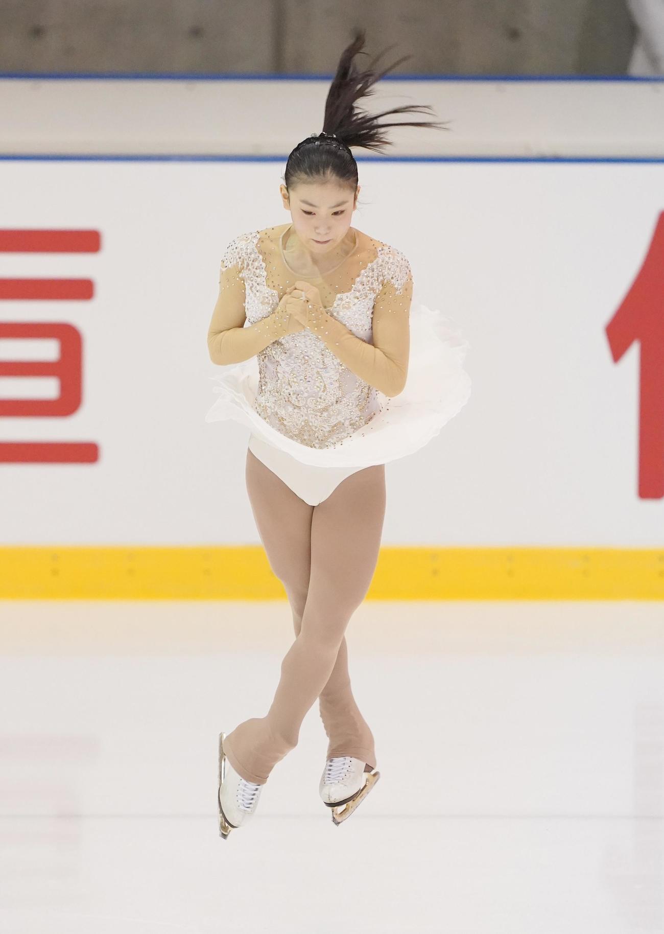 フィギュアスケート東日本選手権・女子SPで演技をする吉岡（撮影・菅敏）