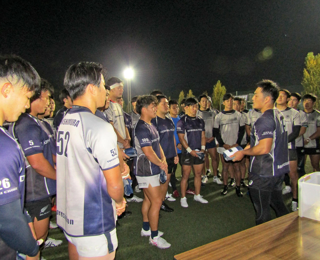 ジャージー贈呈式の後、試合に向けてチームをまとめる中尾主将（4年）（撮影・佐藤あすみ）
