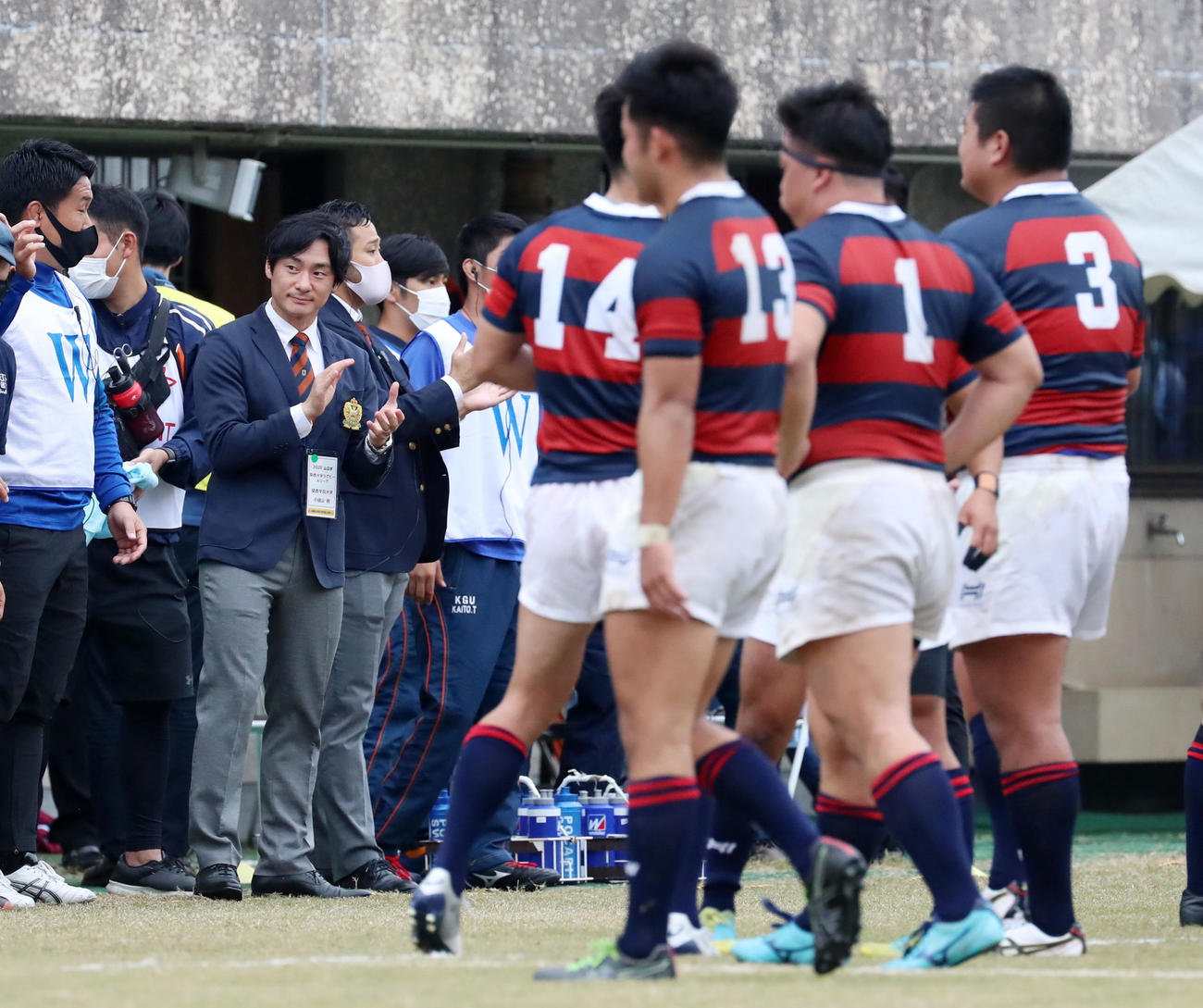 近大対関学大　近大に勝利し選手たちへ拍手を送る関学大の小樋山監督（撮影・加藤哉）