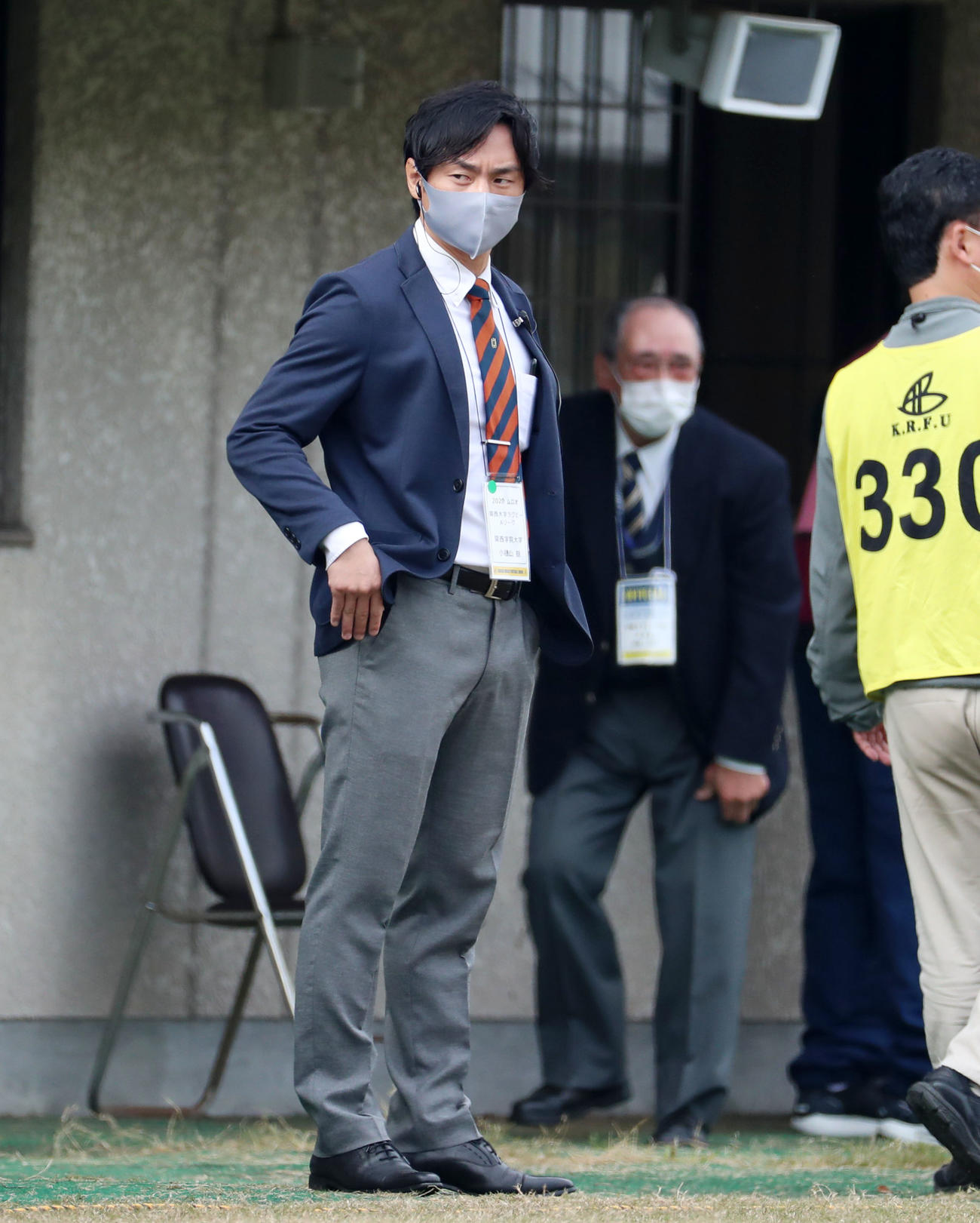 近大対関学大　ベンチから試合を見守る関学大の小樋山監督（撮影・加藤哉）
