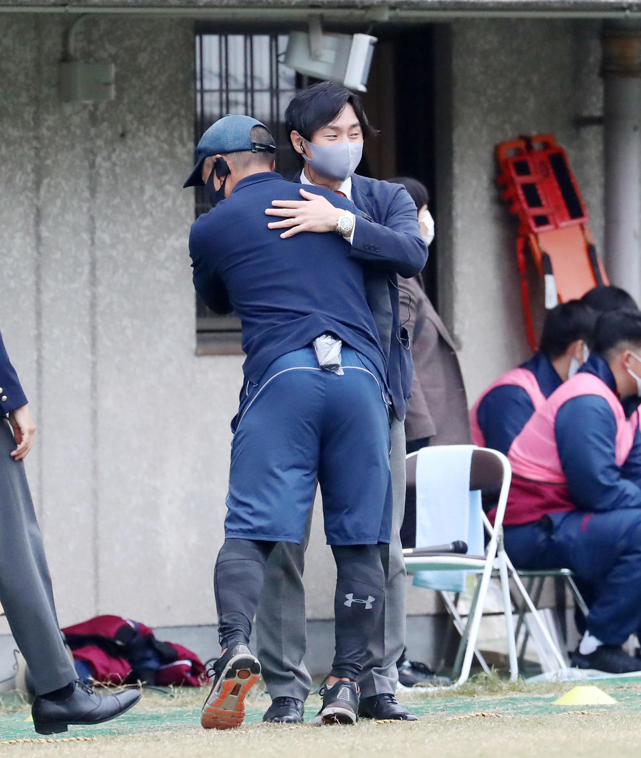 近大対関学大　近大に勝利し関係者と抱擁する関学大の小樋山監督（撮影・加藤哉）