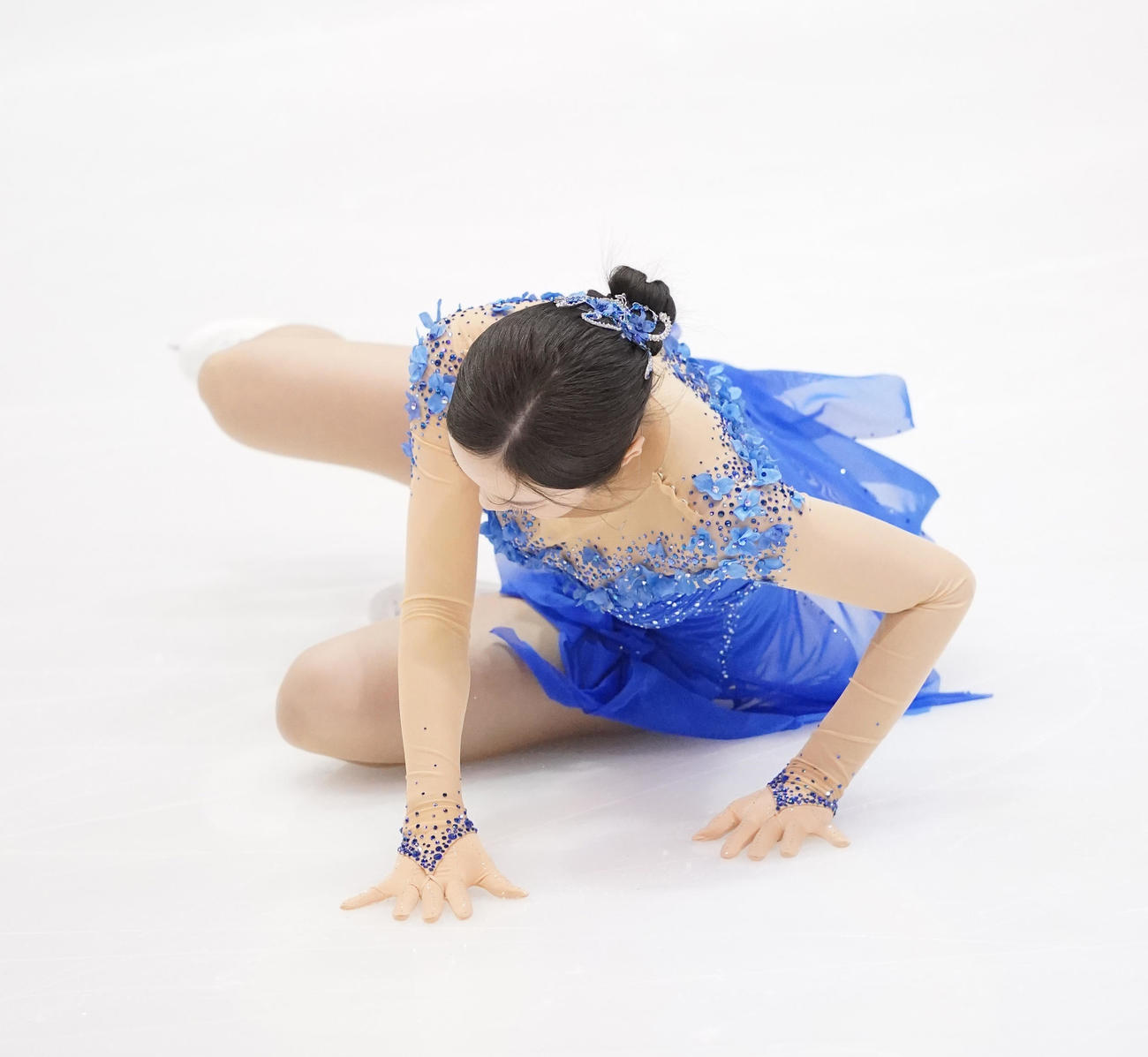フィギュアスケート東日本選手権・女子フリーで転倒する本田真凜（撮影・菅敏）