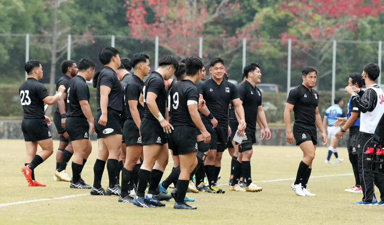 天理大対摂南大　摂南大に勝利し笑顔を見せる天理大フィフティーン（撮影・加藤哉）