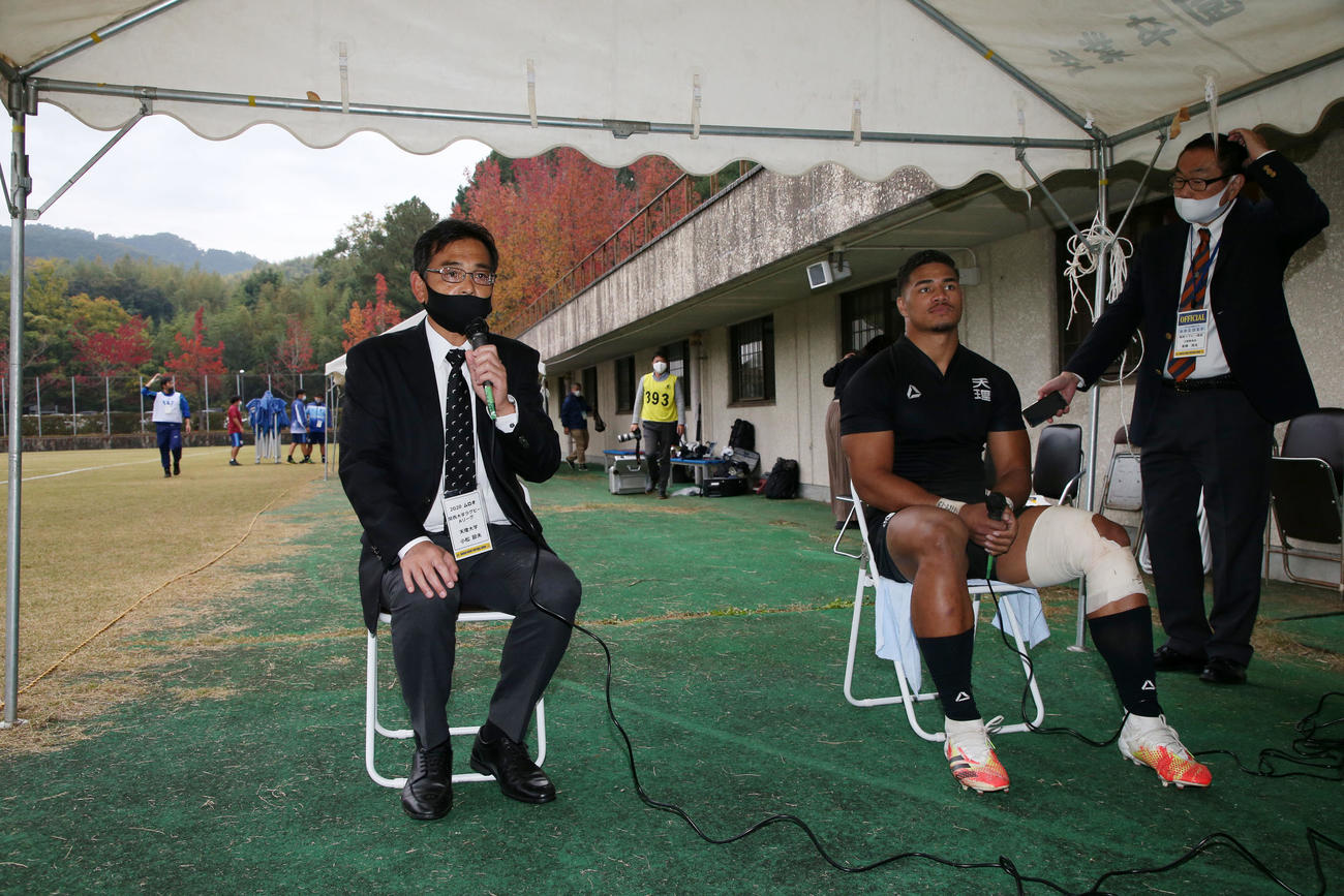 天理大対摂南大　摂南大に勝利し会見する天理大の小松瀬督（左）とフィフィタ（撮影・加藤哉）