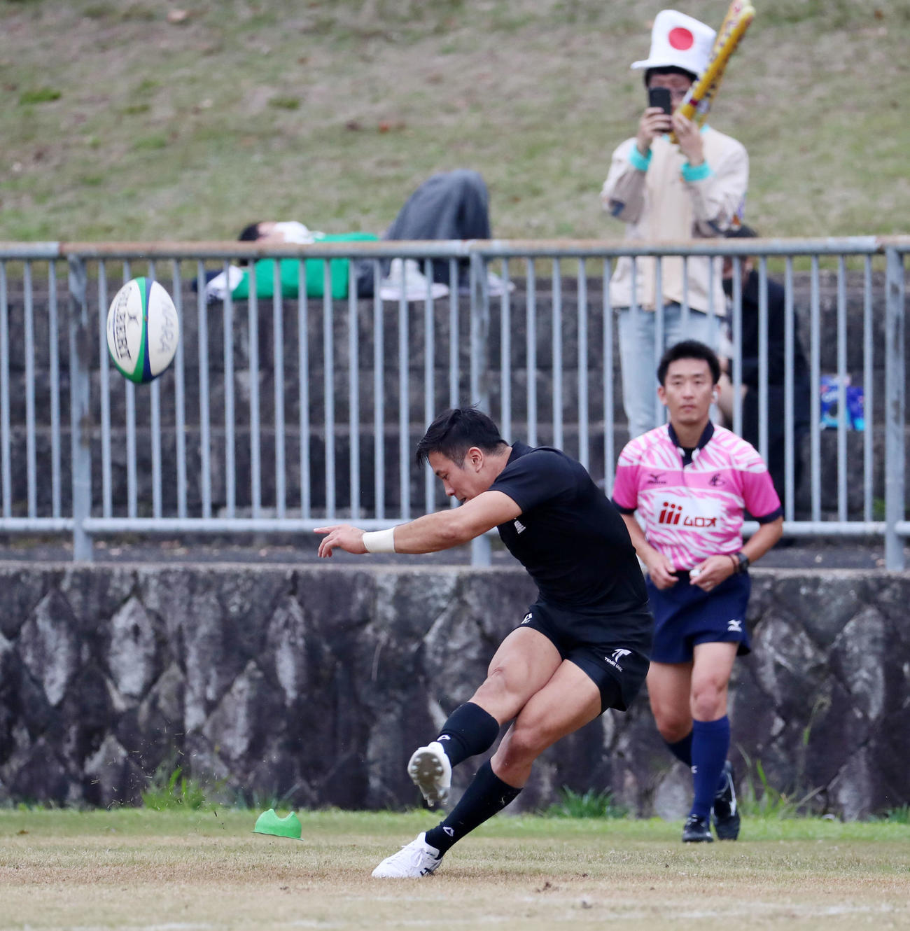 天理大対摂南大　前半、天理大SO松永はコンバージョンキックを決める（撮影・加藤哉）