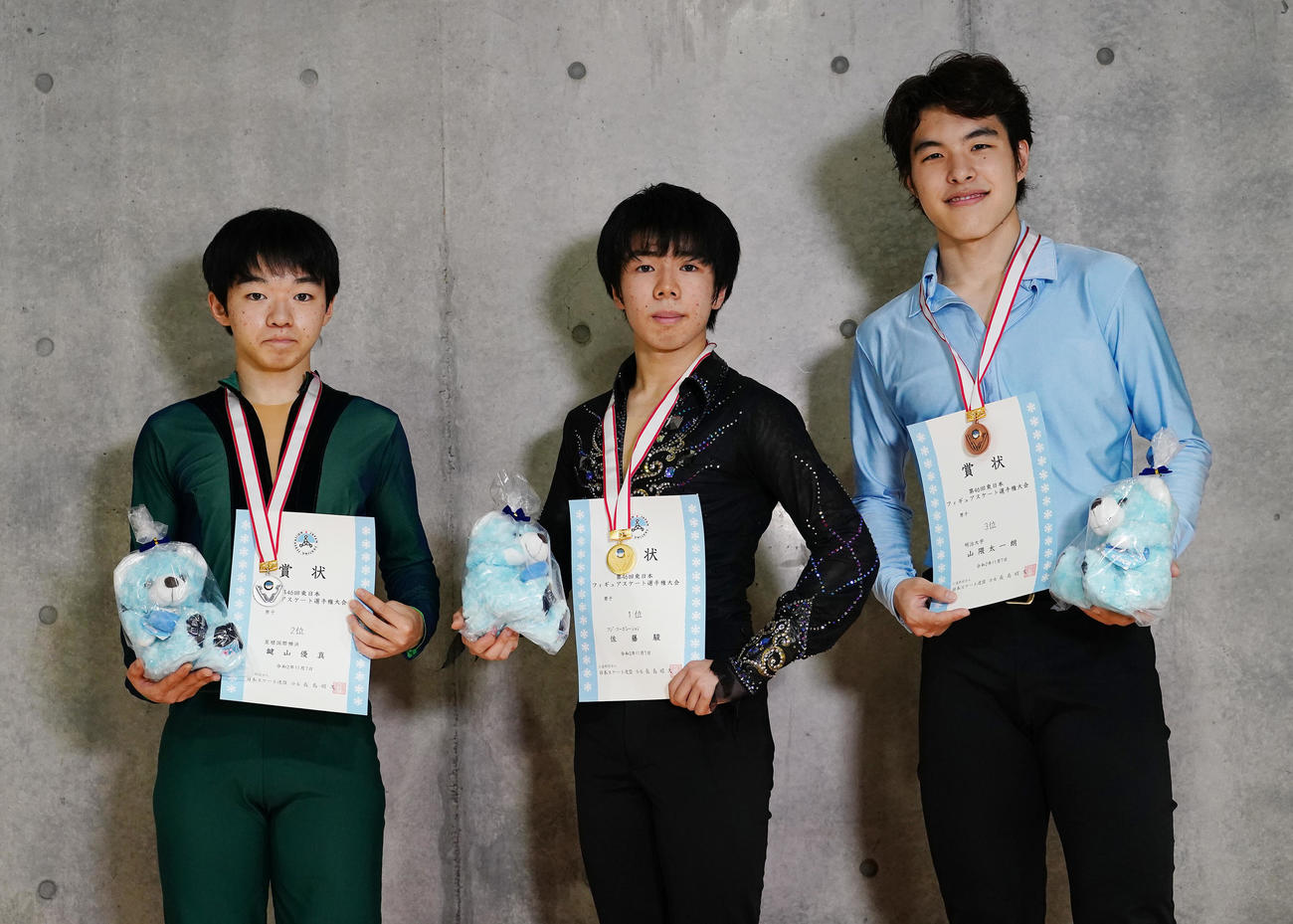 男子フリーで優勝し、2位の鍵山（左）、3位の山隈（右）と記念写真に納まる佐藤（撮影・菅敏）