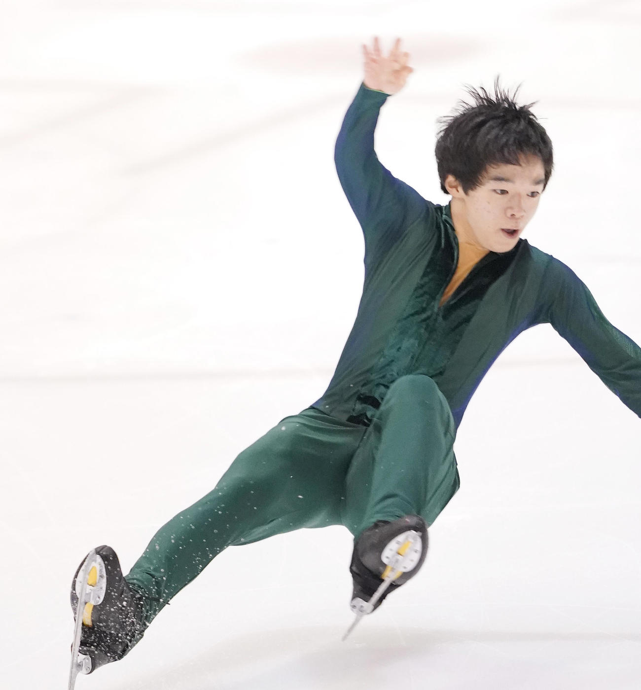 フィギュアスケート東日本選手権・男子フリーで転倒する鍵山（撮影・菅敏）