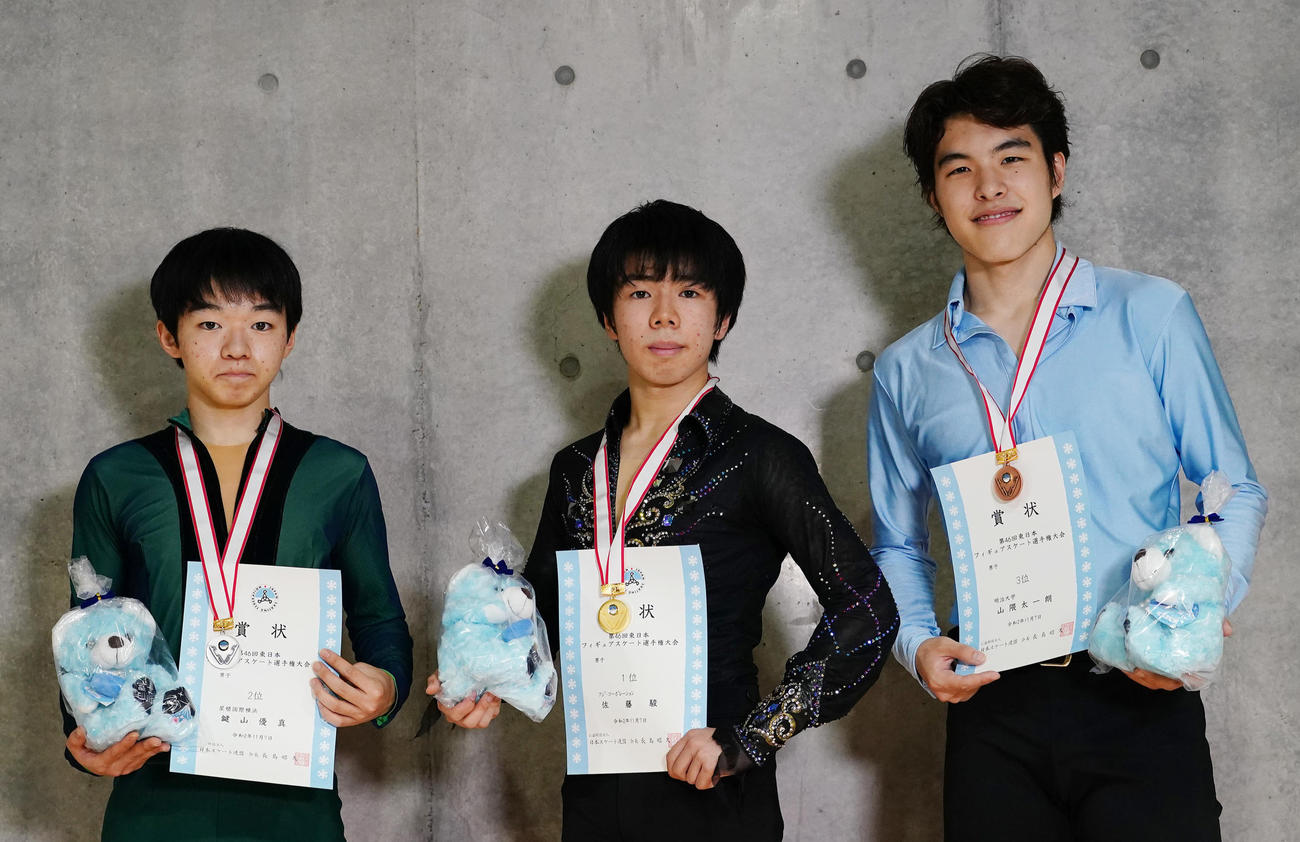 優勝し、2位の鍵山（左）、3位の山隈（右）と記念写真に納まる佐藤（撮影・菅敏）