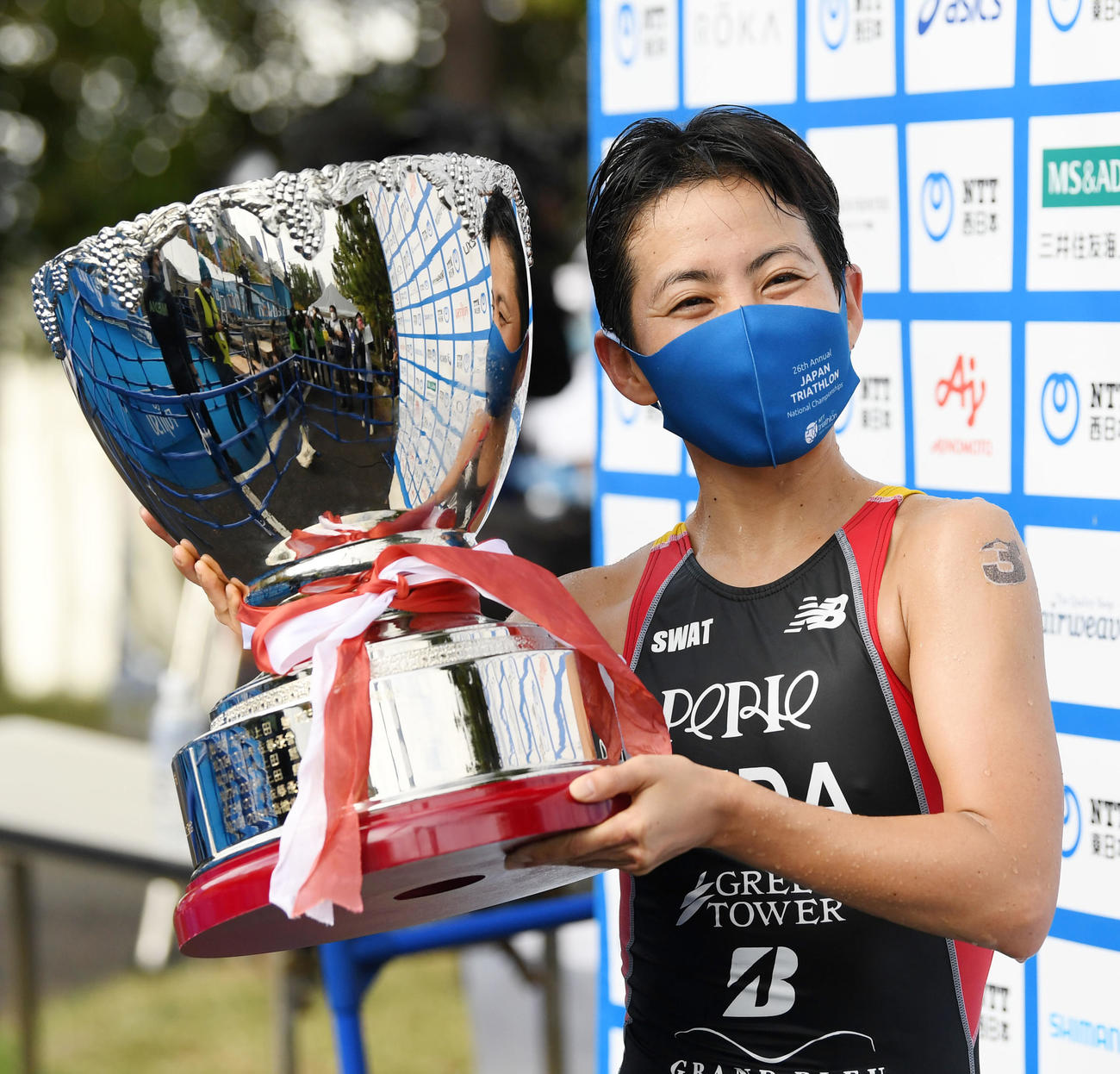 優勝カップを手に笑顔を見せる上田（撮影・横山健太）
