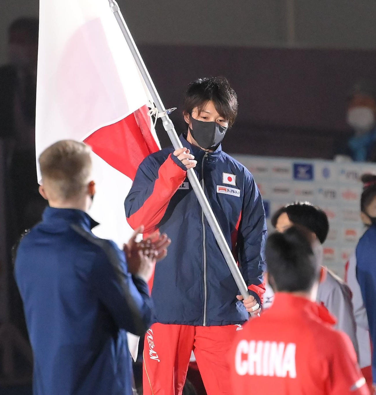 日の丸を手に開会式に臨む内村航平（代表撮影）
