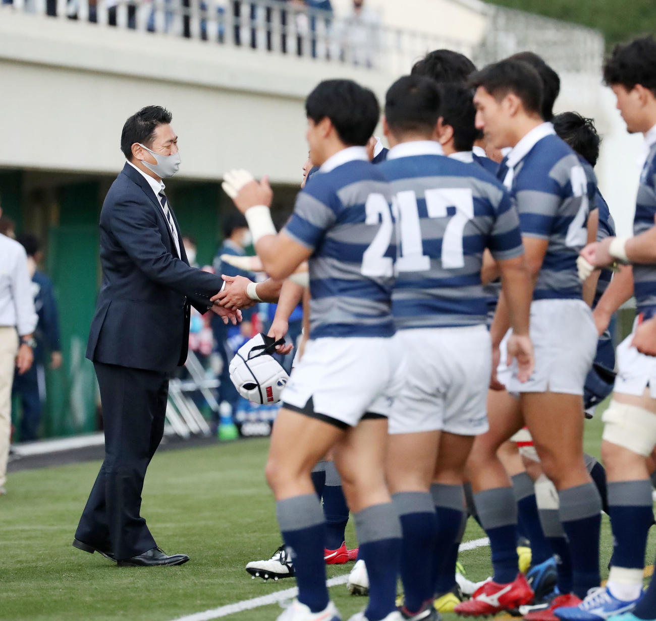 関大対同大　関大に勝利し選手たちと握手する伊藤監督（撮影・加藤哉）