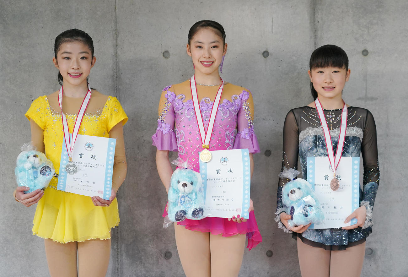 フィギュアスケート東日本選手権・ジュニア女子で優勝し2位の千葉百音（左）、3位の瀬川（右）と記念写真に納まる住吉（撮影・菅敏）