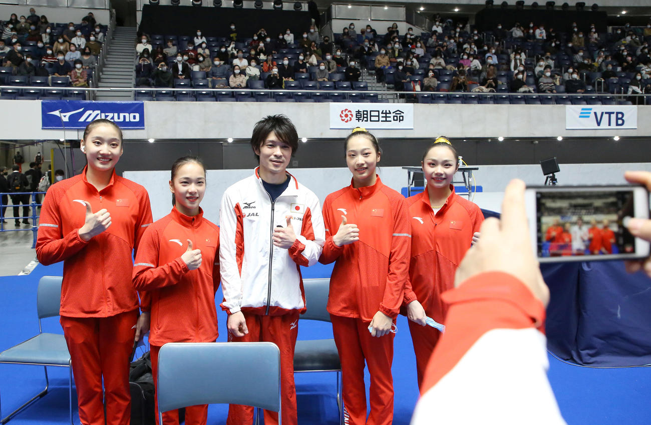 操国際競技会　中国の女子選手らと記念撮影に応じる内村航平（代表撮影）