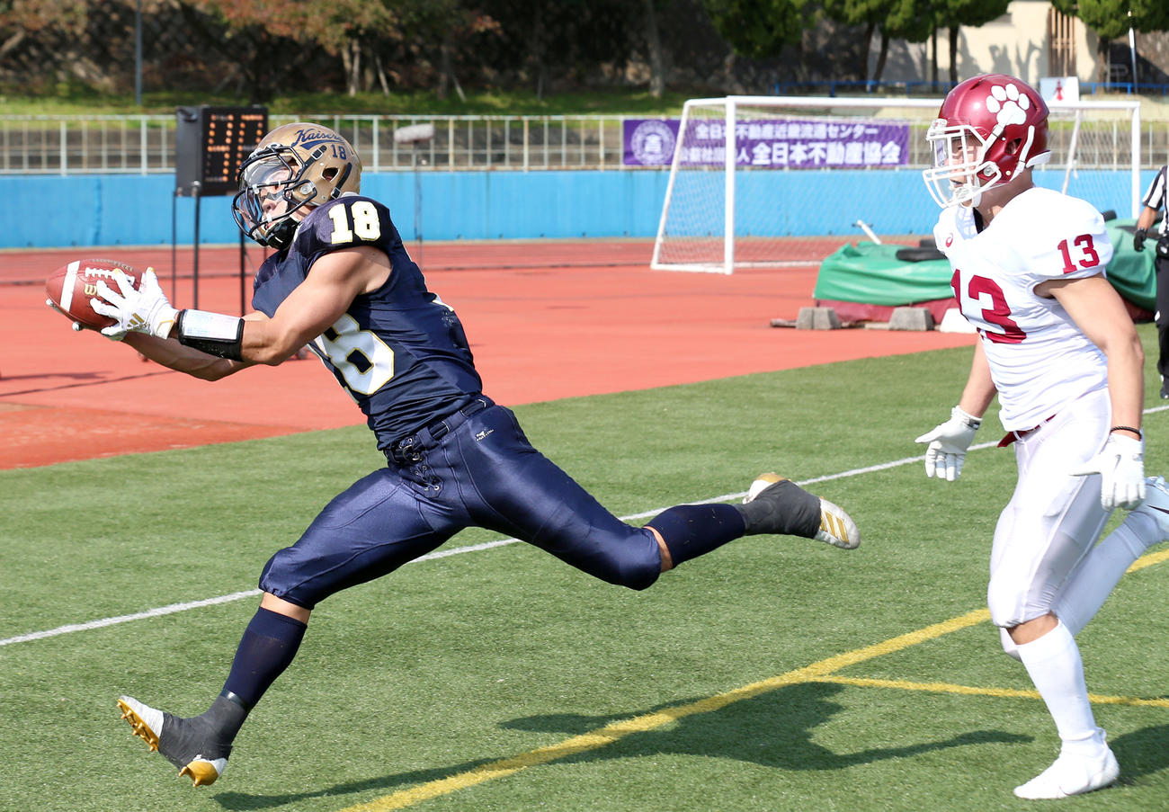 第2Q、関大WR桑田（左）はQB渡辺からパスを受けTDを決める（撮影・上山淳一）
